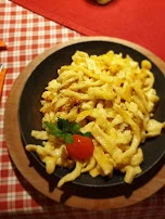 Hausgemachte Spätzle Mit Käse Und Röstzwiebeln